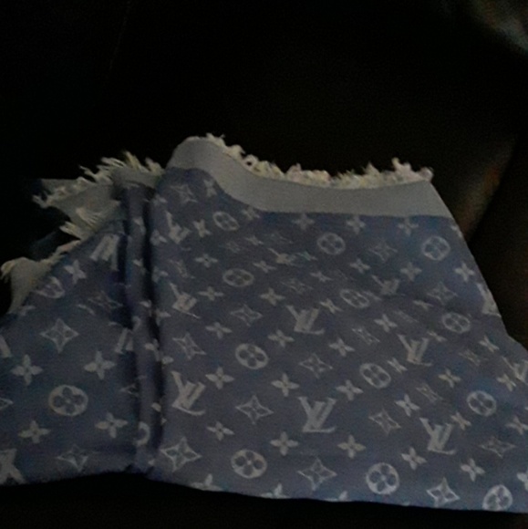 MONOGRAM SHAWL - Picture 3 of 5